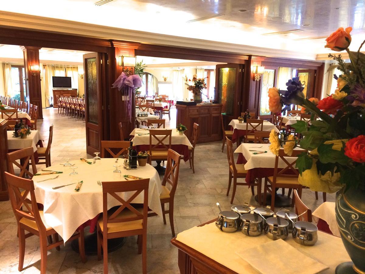 Albergo Ristorante Pizzeria Da Michele Venzone Exterior photo