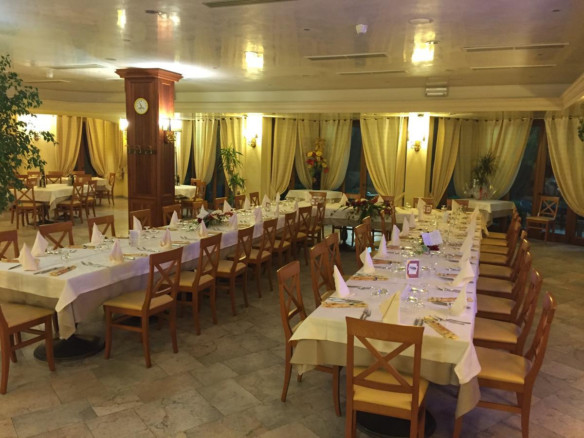 Albergo Ristorante Pizzeria Da Michele Venzone Exterior photo